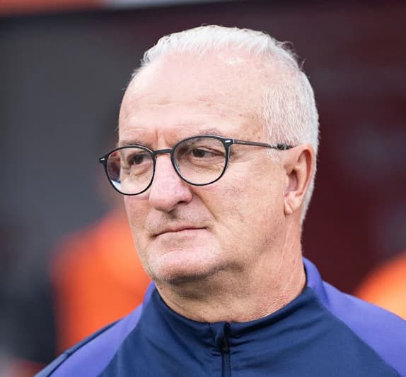 CALMA DORIVAL NOS SABEMOS QUE VOCÊ FALOU PRO LIXOS DE CENTROAVANTE Q NOS TEMOS PRA CHUTAR